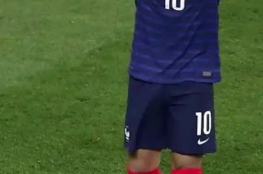 姆巴佩意外战胜中国队，出色防守引爆全场！